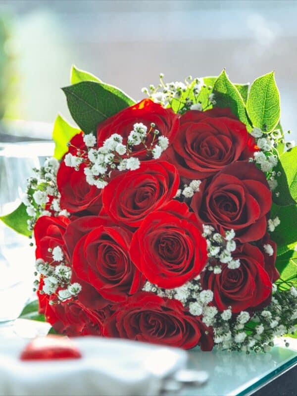 Ramo de 12 rosas rojas con paniculata