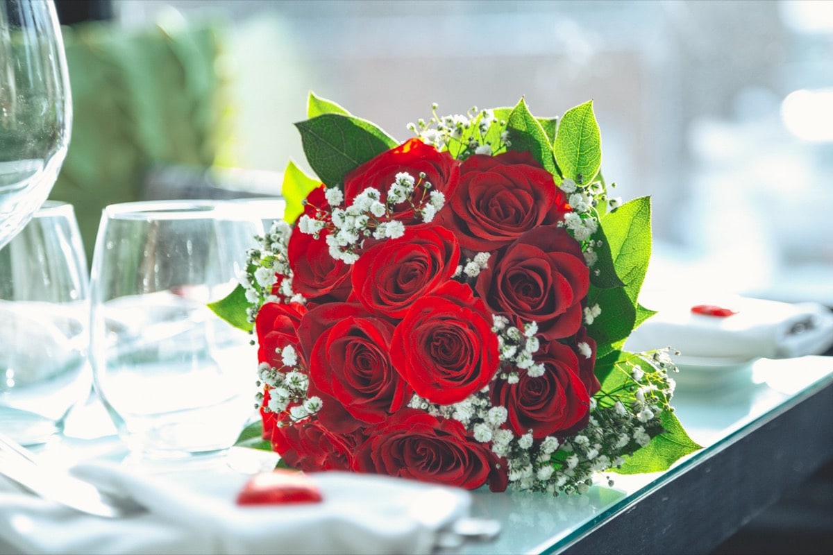 Ramo de 12 rosas rojas con paniculata