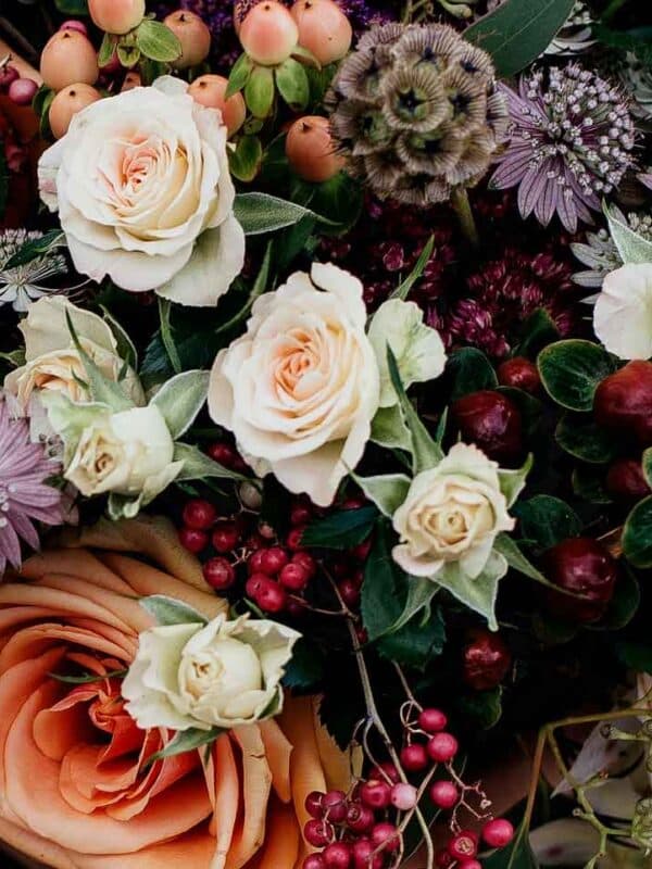 Detalle de ramo de rosas inglesas y astrantias