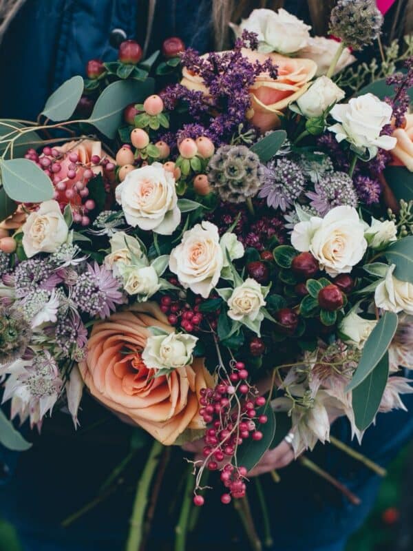 Ramo silvestre de rosas, astrantias, hypericum y eucalipto